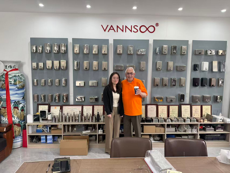 VANNSOO accueille sa première visite d'un client étranger après la Foire de Canton