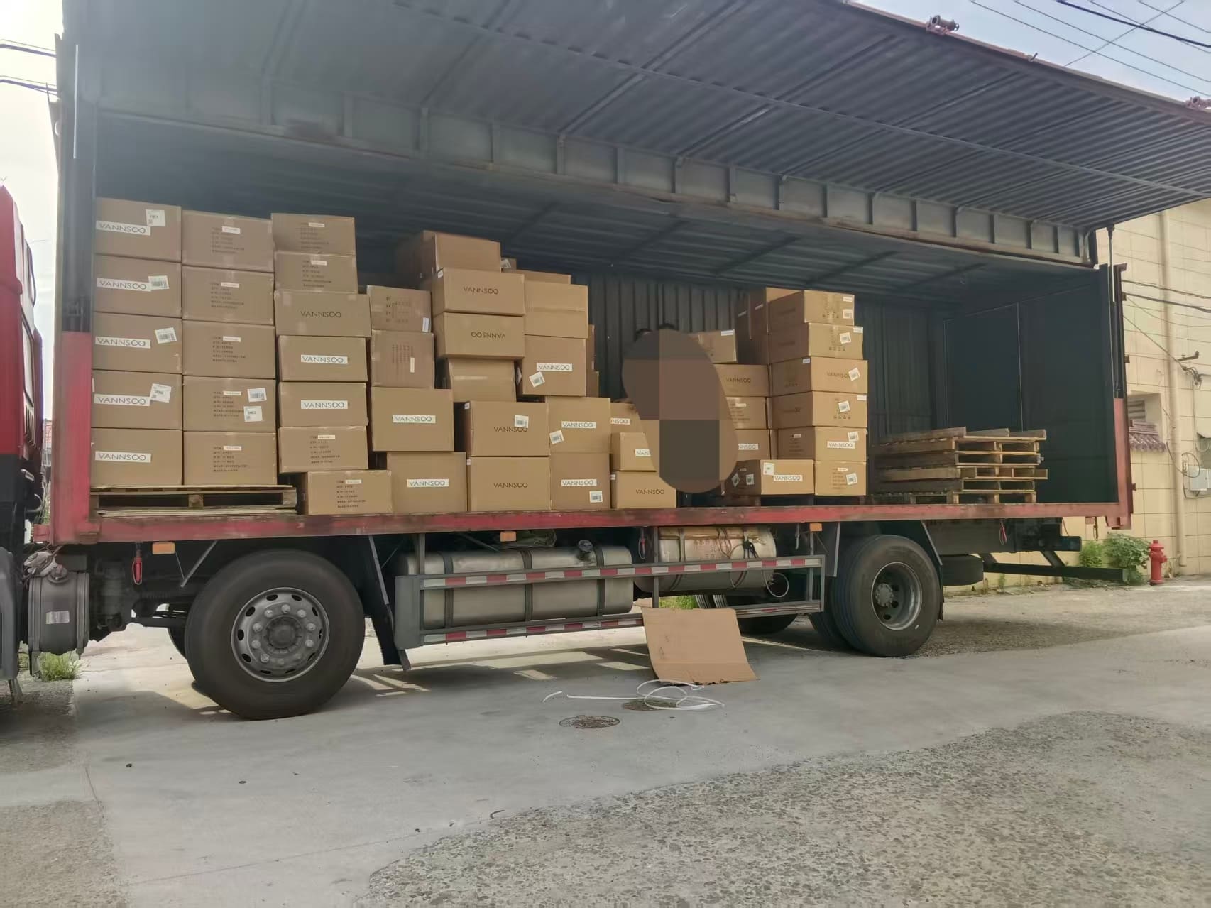 Distributeurs de savon muraux en acier inoxydable VANNSOO expédiés en Russie ; l’usine de Ningbo poursuit sa mission de partenariat mondial